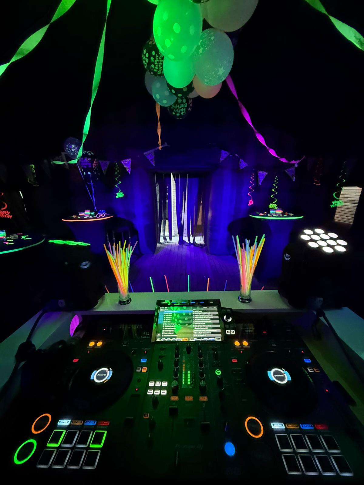 Party Fabriek feest in neonlicht